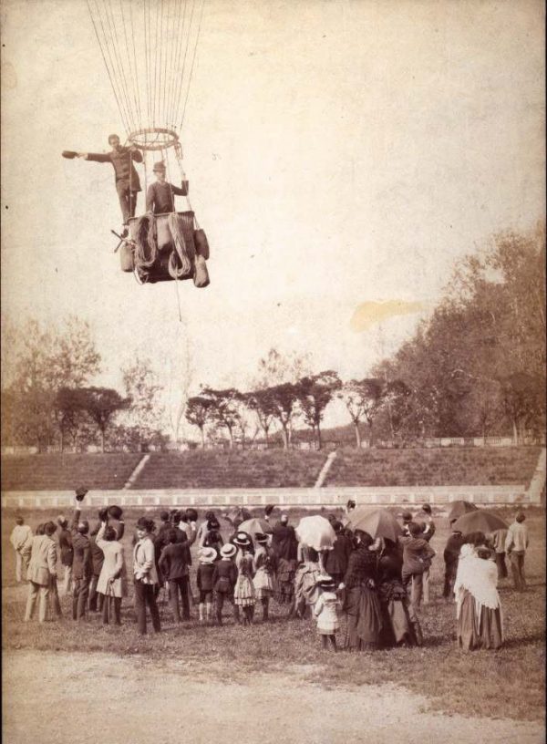 Fausto Bagatti Valsecchi che se leva in volo con la mongolfiera