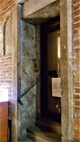 porta cieca con scalini