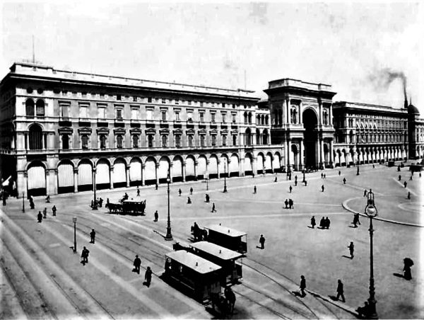 Piazza del Duomo con la ciminiera della centrale sul fondo