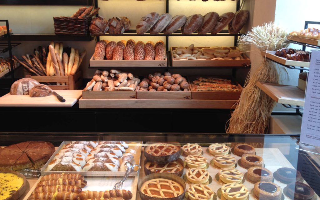 Varietà di pane in un panificio