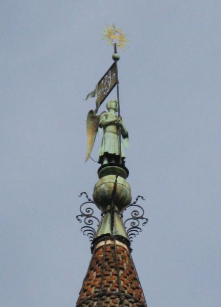 Statua di San Michele in cima al campanile della chiesa di San Gottardo alle Ore