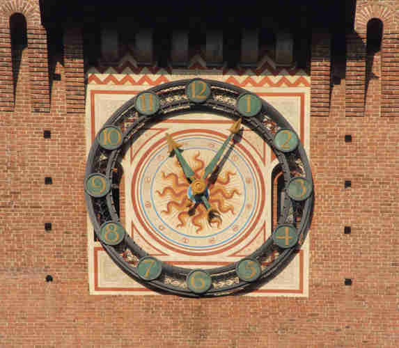 Dettaglio dell'orologio sulla Torre del Filarete