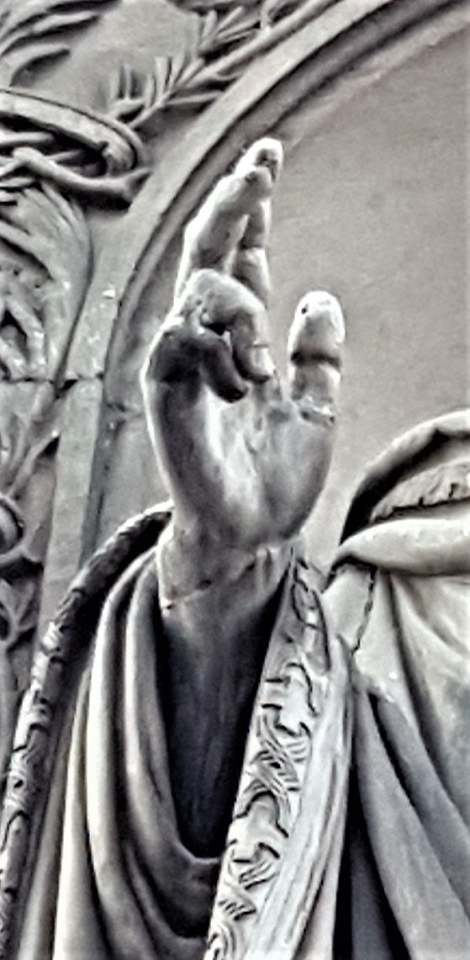 Particolare della mano della statua di Sant'Ambrogio