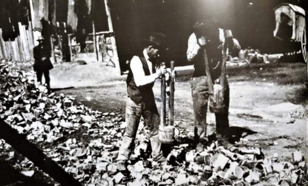 frantumazione manuale dei materiali solidi in discarica
