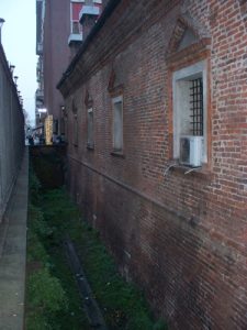 Tratto di fossato lungo il perimetro esterno del Lazzaretto