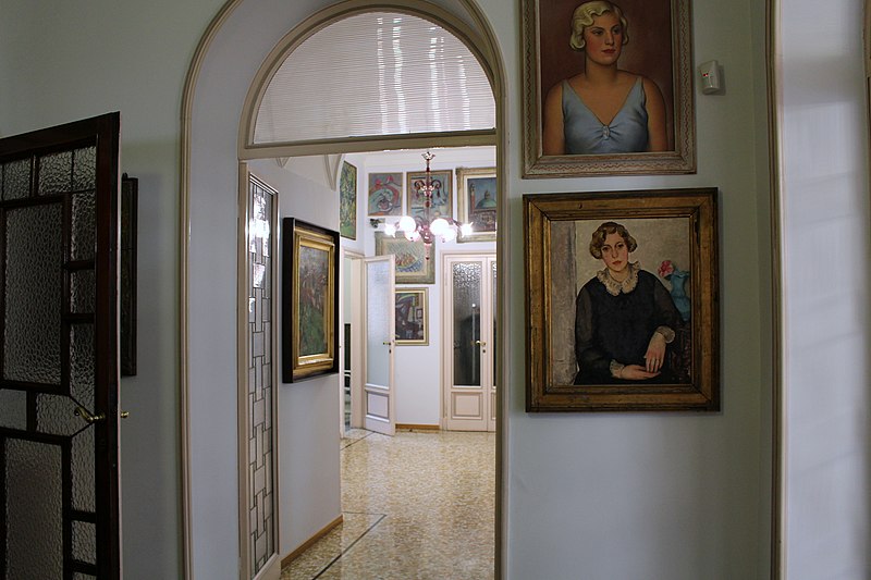 Entrata appartamento casa-museo Boschi-Di Stefano, In primo piano ritratto di Marieda