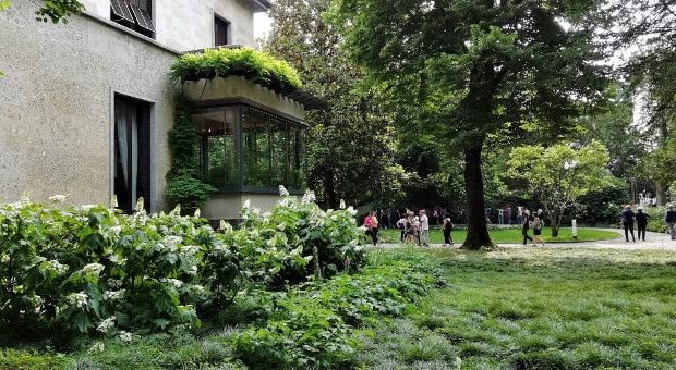 A passeggio nel grande parco-giardino