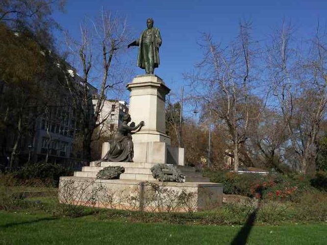 Monumento a Cavour, riposizionato a sinistra della piazza