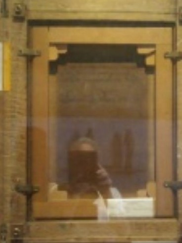 Ripresa della scritta sul retro della tavola a firma di Leonardo
