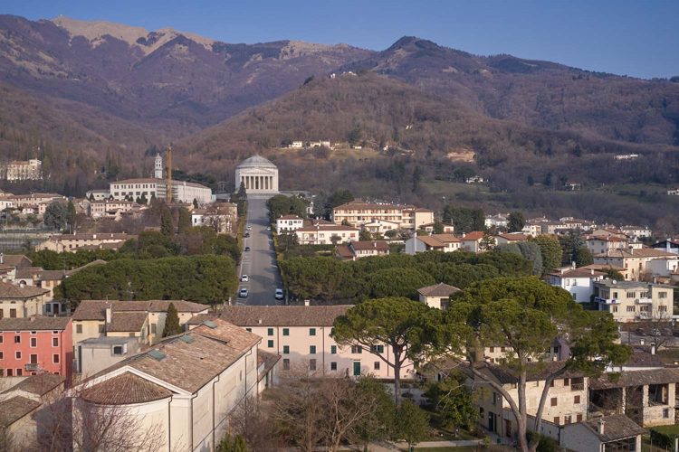 Possagno. Veduta aerea del complesso museale, sullo sfondo il Tempio Canoviano